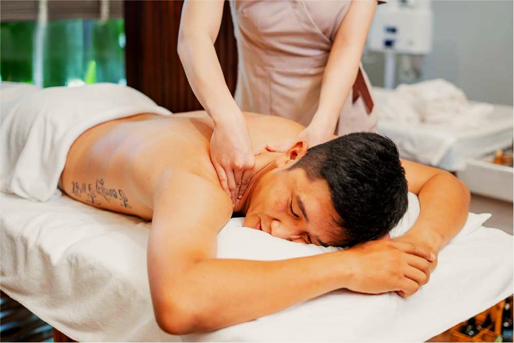 Massage trị liệu kết hợp bấm huyệt