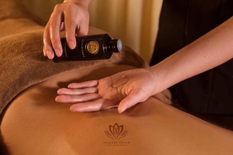 Massage trị liệu kết hợp tinh dầu