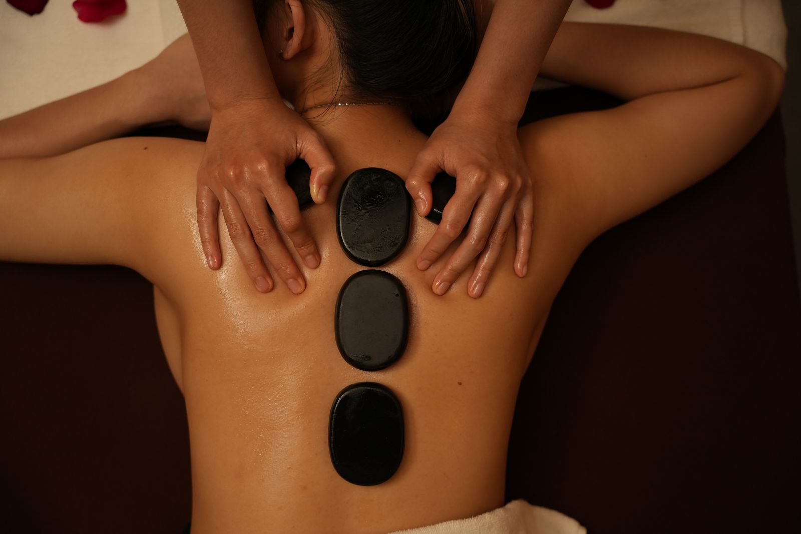 Massage đá nóng hoặc nhiệt trị liệu