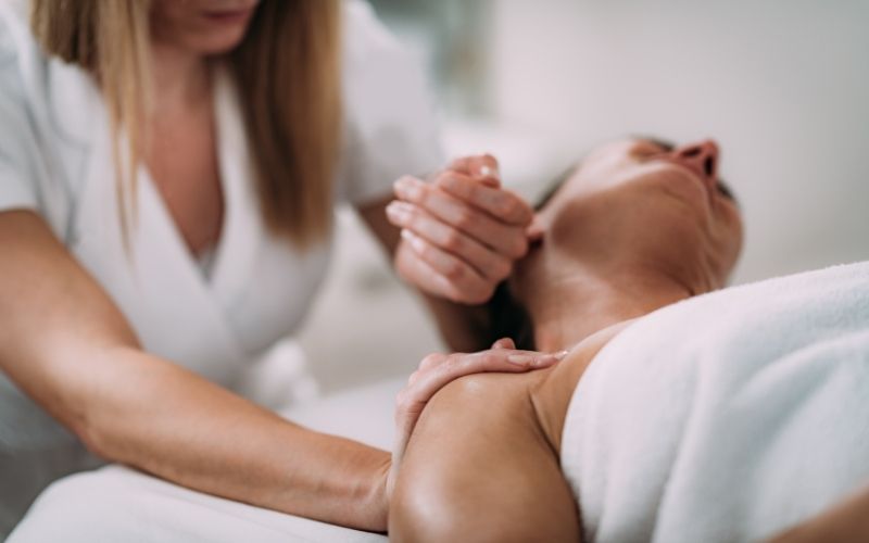 Kết hợp giãn cơ cổ, vai, ngực và lưng trên