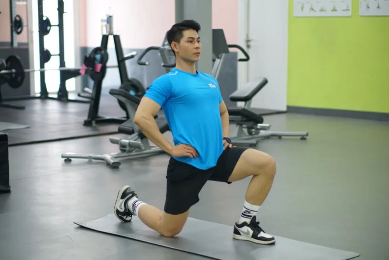 Giãn cơ nhẹ và tập mobility phù hợp sau tập