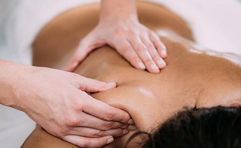 Cách để hết đau lưng do ngồi nhiều hiệu quả hơn sau massage 