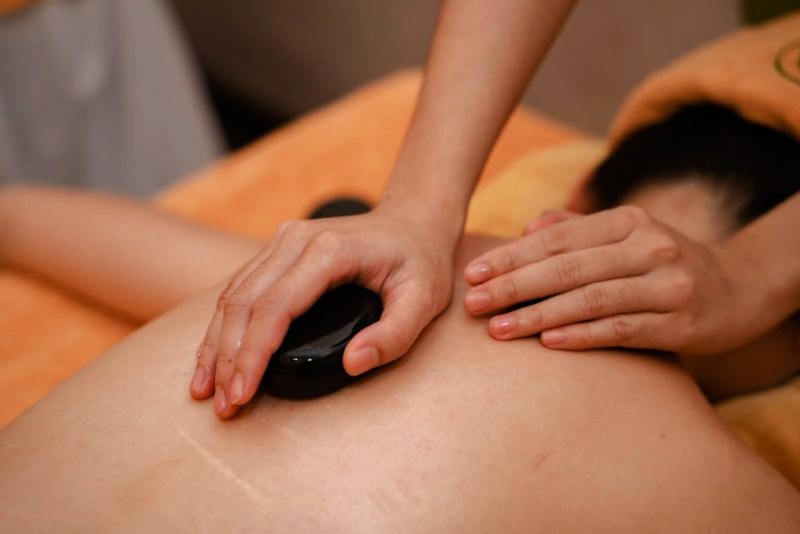 Massage đá nóng thường được thực hiện ở những vùng nào?