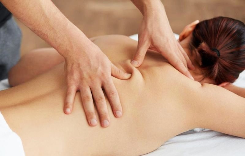Massage lưng trên và thắt lưng